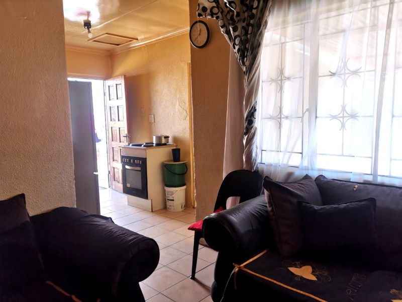 House For Sale in Soshanguve Ext - Photo 4