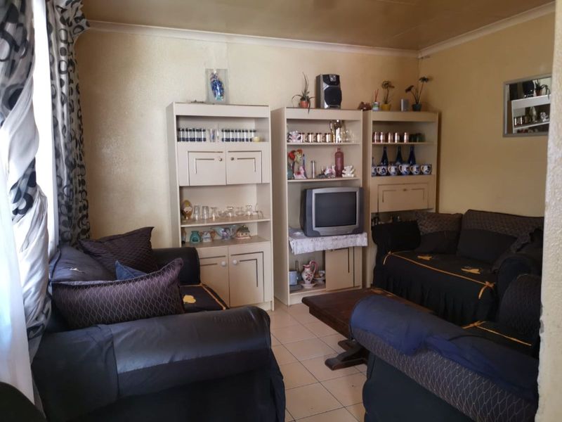 House For Sale in Soshanguve Ext - Photo 3