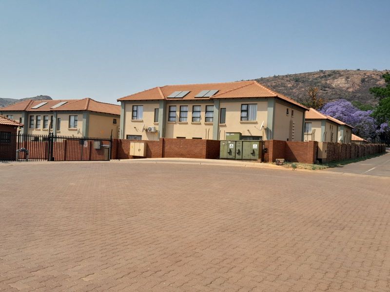 Townhouse For Sale in Amandasig - Photo 1