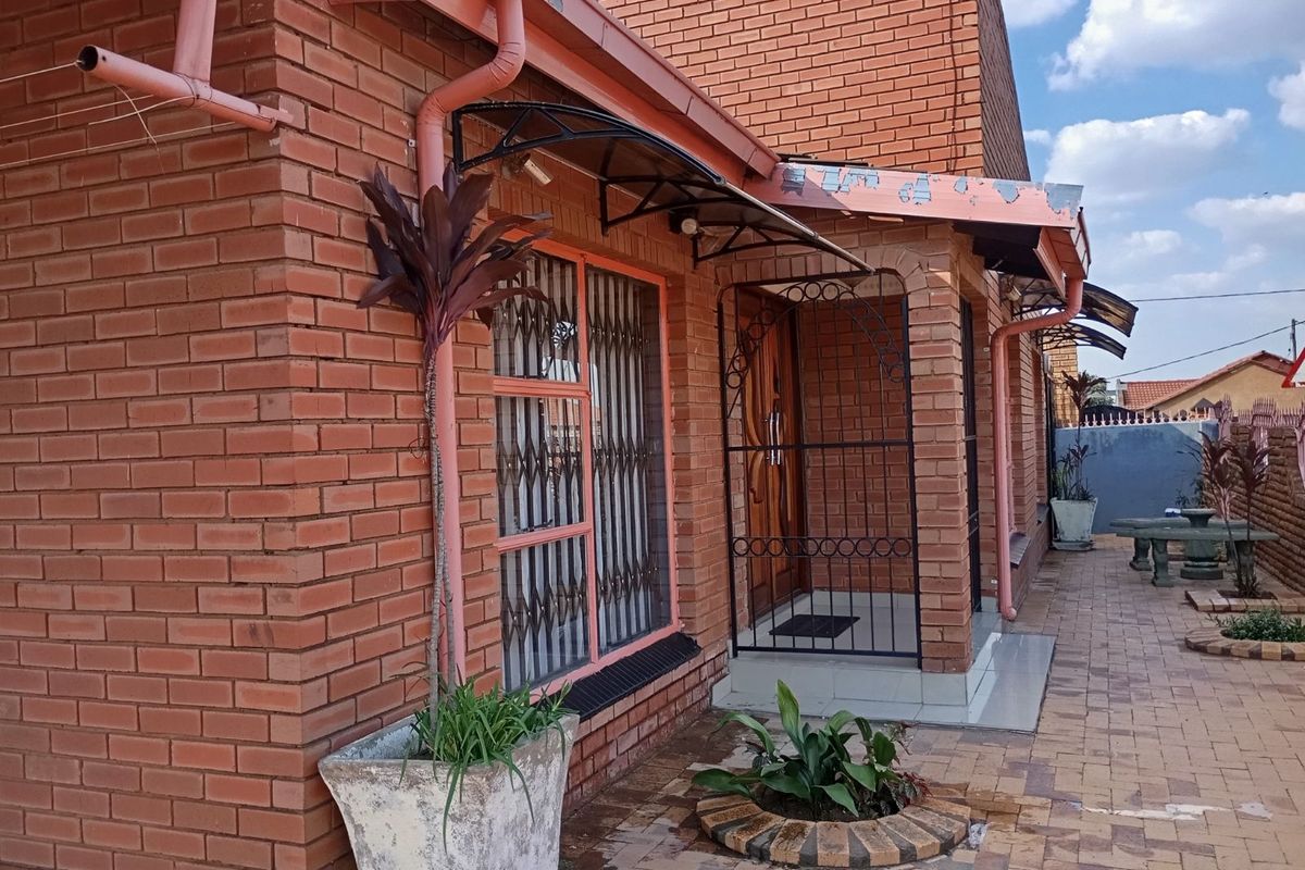 House For Sale in Soshanguve LL - Photo 2