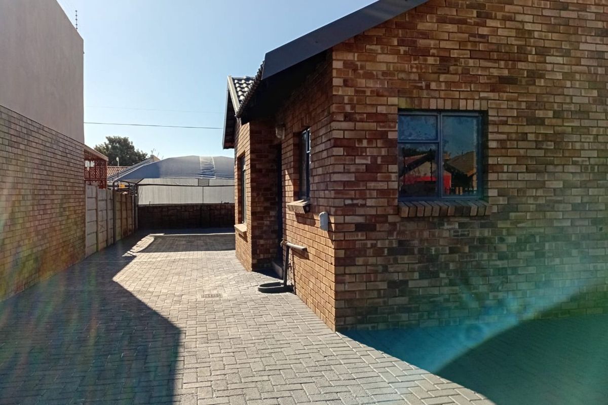 House For Sale in Ivy Park - Photo 4