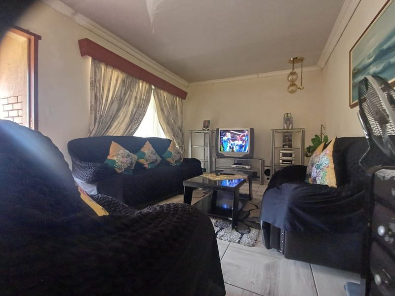 House For Sale in Lourenspark - Photo 4