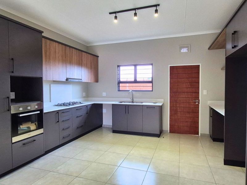 Townhouse For Sale in Rietvalleirand - Photo 6