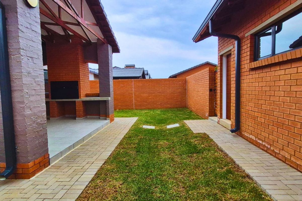Townhouse For Sale in Rietvalleirand - Photo 2