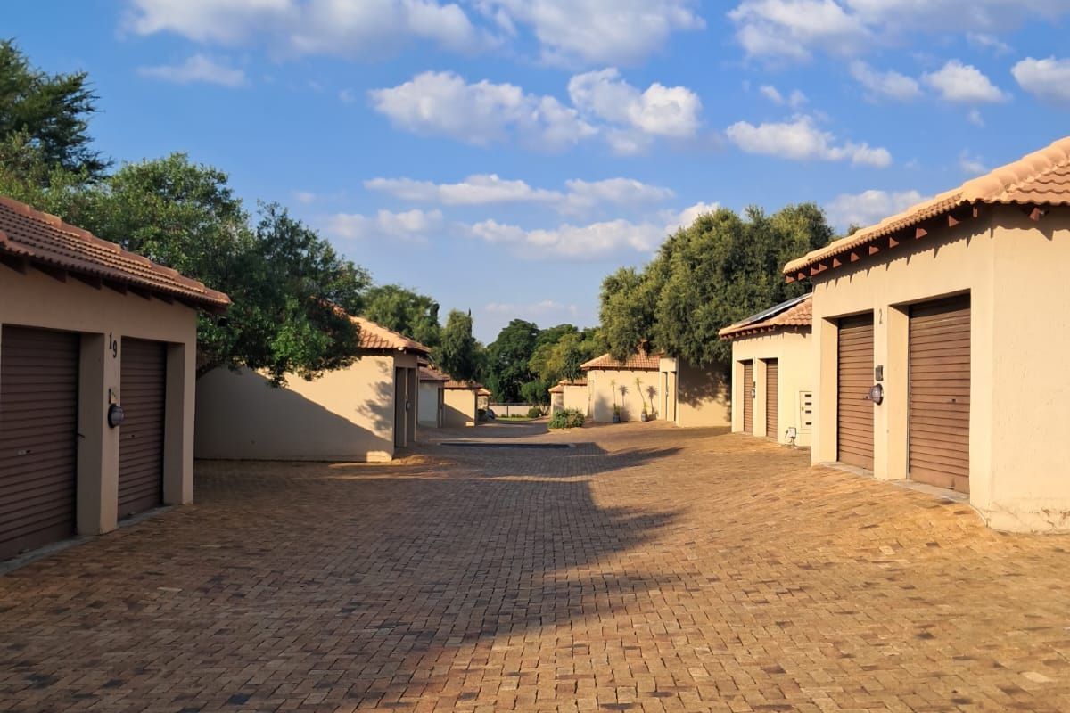 Townhouse For Sale in Honeydew Manor - Photo 5