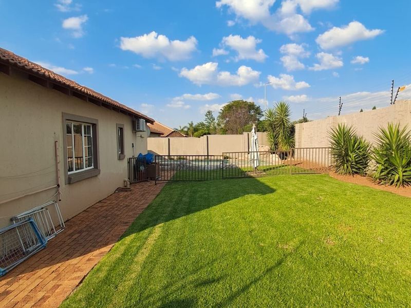 Townhouse For Sale in Honeydew Manor - Photo 9