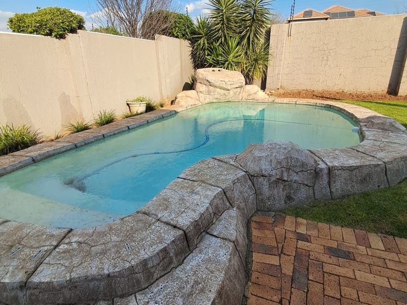 Townhouse For Sale in Honeydew Manor - Photo 8