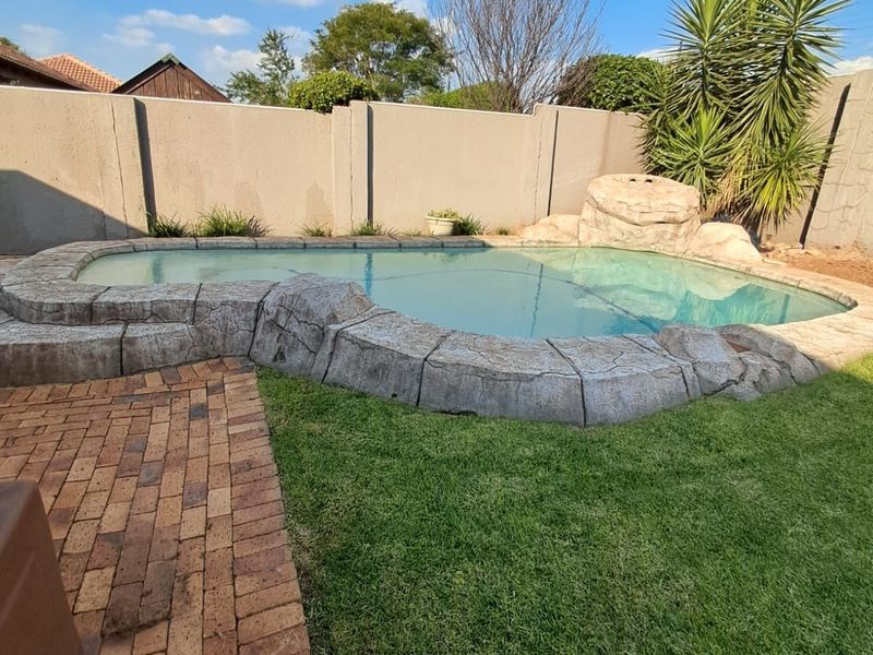 Townhouse For Sale in Honeydew Manor - Photo 7