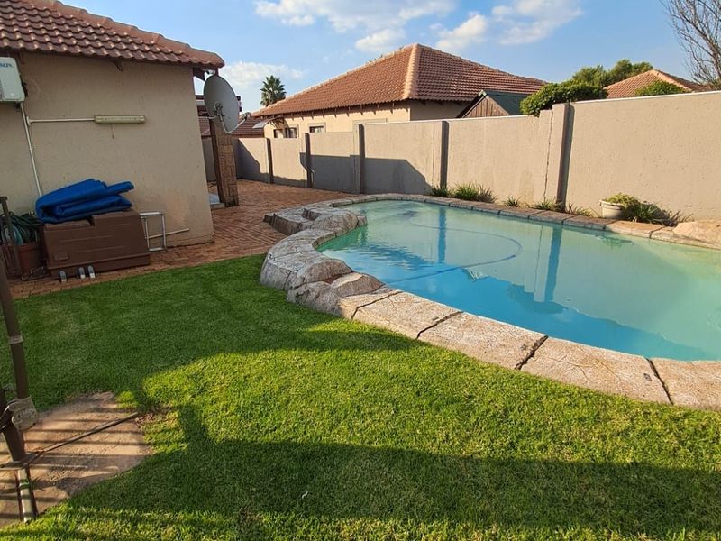 Townhouse For Sale in Honeydew Manor - Photo 6