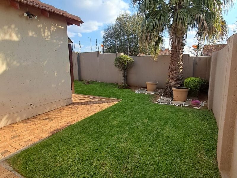Townhouse For Sale in Honeydew Manor - Photo 10