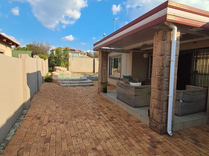 Townhouse For Sale in Honeydew Manor - Photo 4