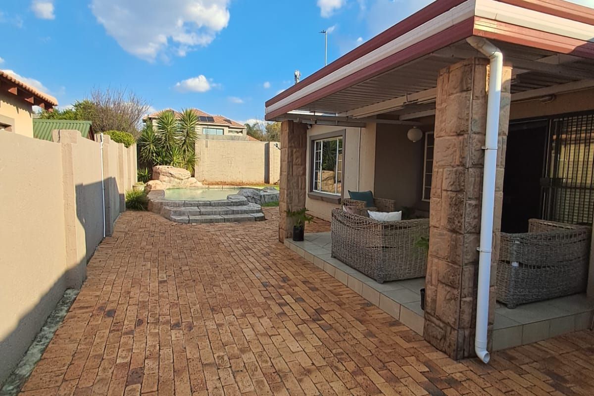 Townhouse For Sale in Honeydew Manor - Photo 4