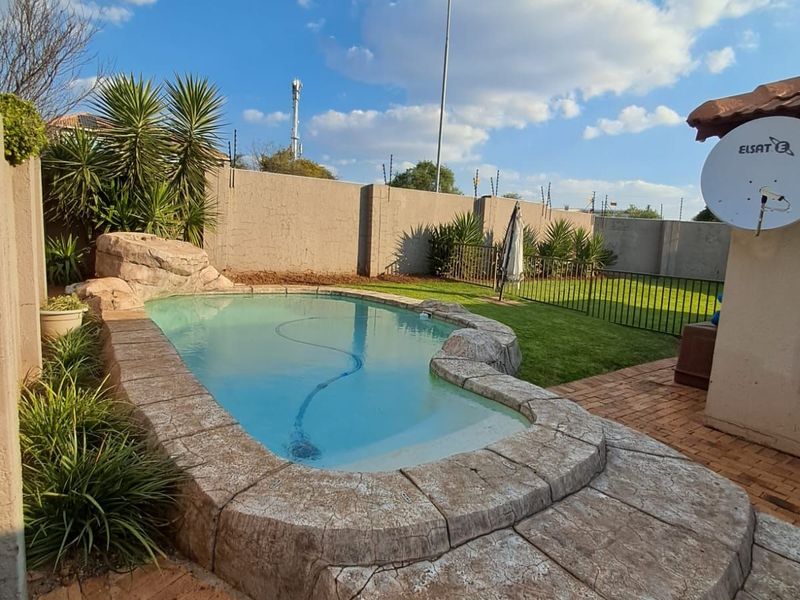 Townhouse For Sale in Honeydew Manor - Photo 2