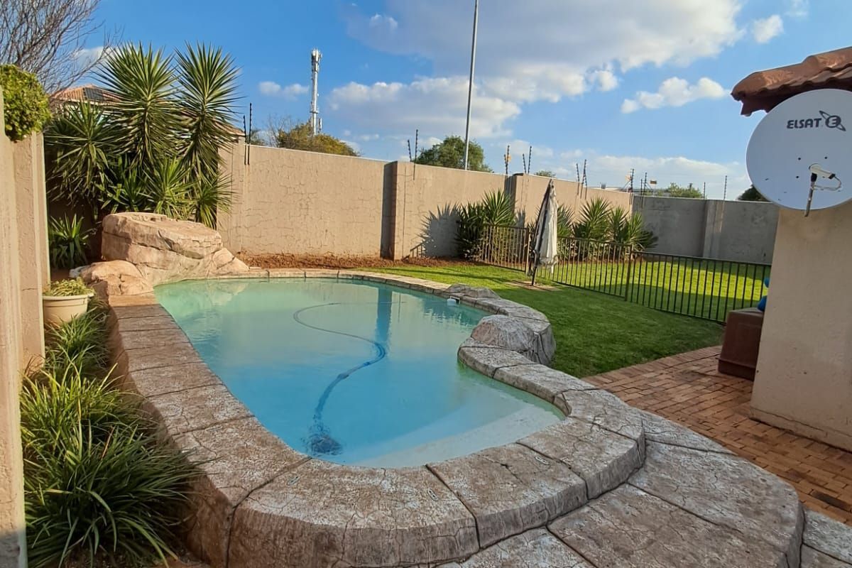 Townhouse For Sale in Honeydew Manor - Photo 2