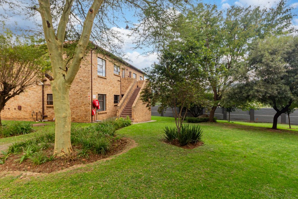 House For Sale in Weltevreden Park - Photo 3