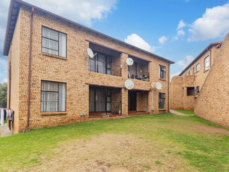 House For Sale in Weltevreden Park - Photo 2