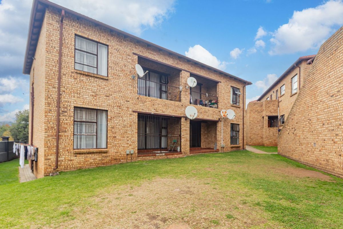 House For Sale in Weltevreden Park - Photo 2