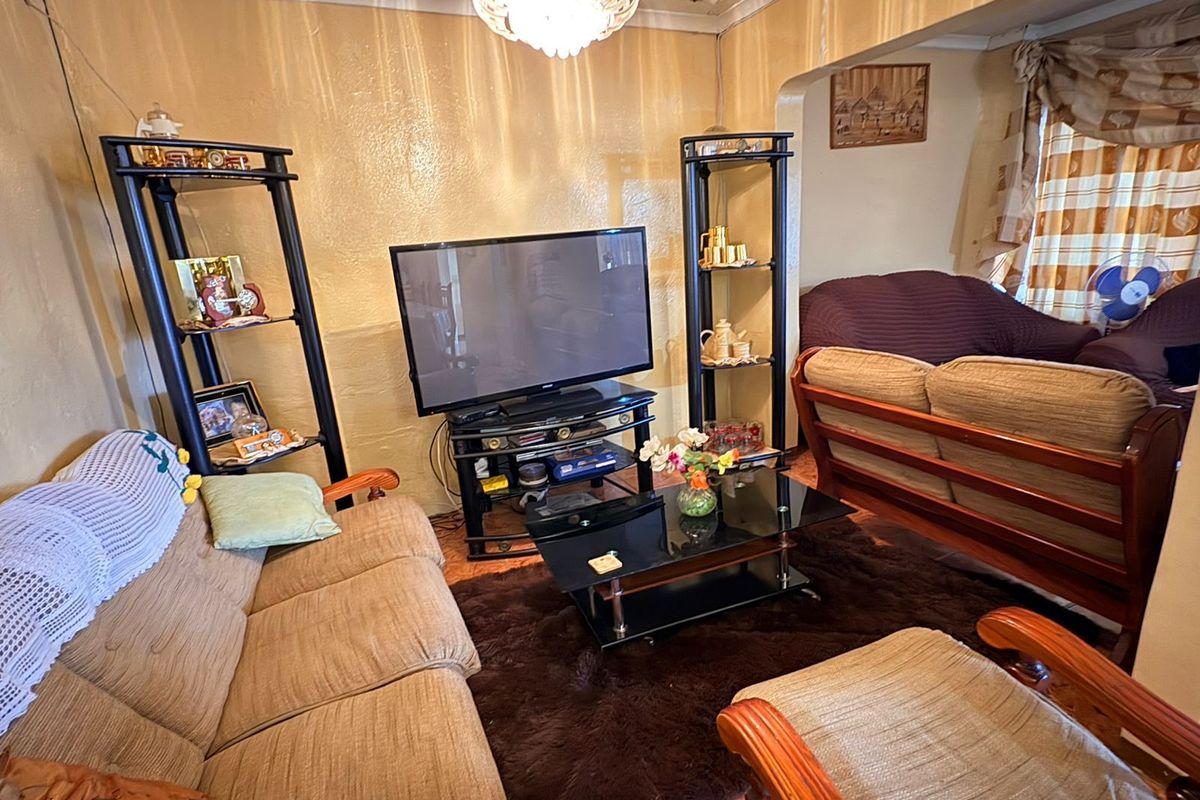 House For Sale in Homevale - Photo 2