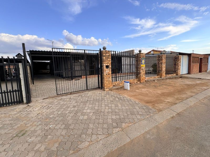House For Sale in Homevale - Photo 1