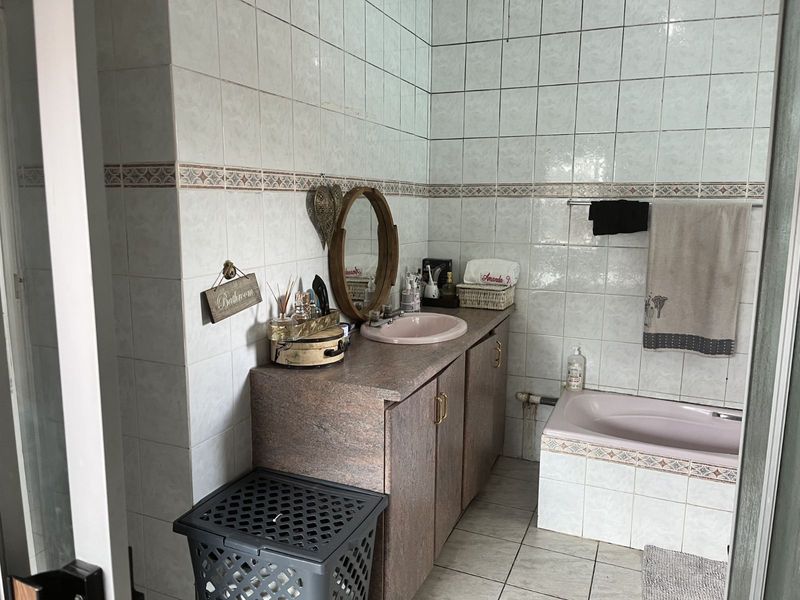 House For Sale in Windsor East - Photo 8