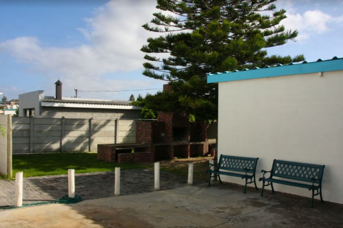 House For Sale in Struisbaai Central - Photo 2