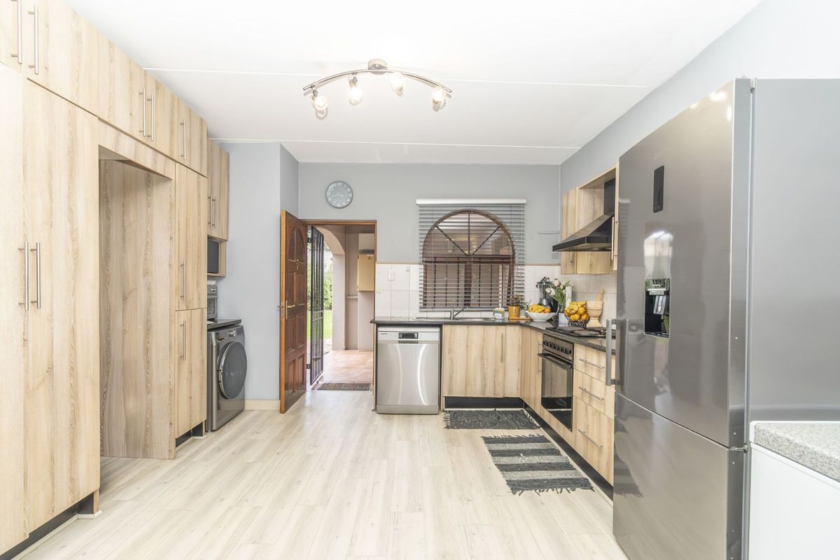 Apartment For Sale in North Riding - Photo 4