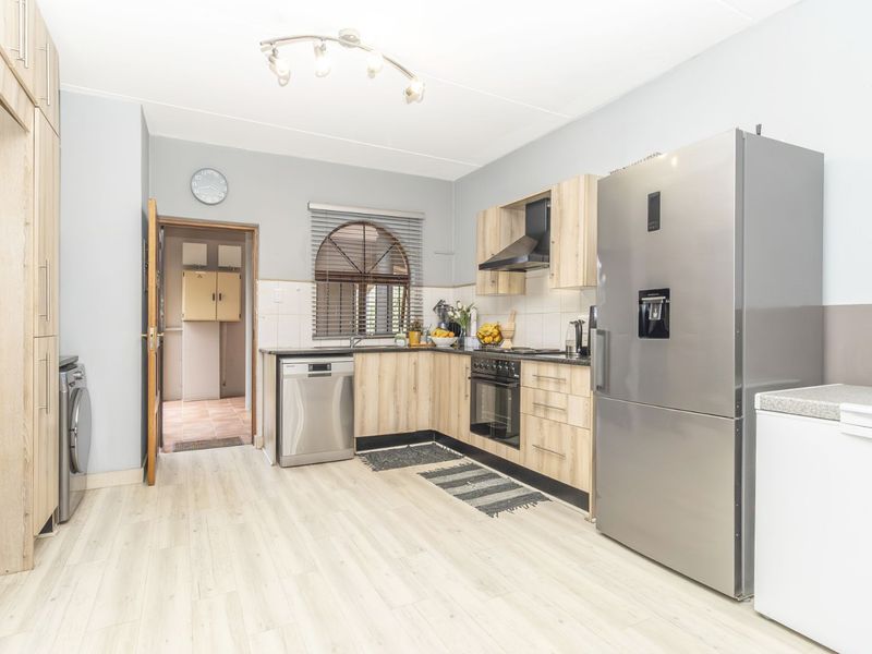 Apartment For Sale in North Riding - Photo 3