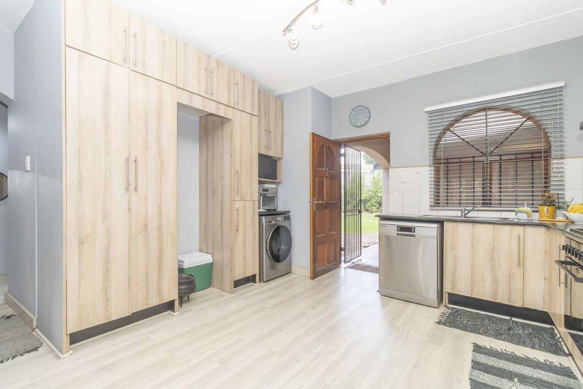 Apartment For Sale in North Riding - Photo 2