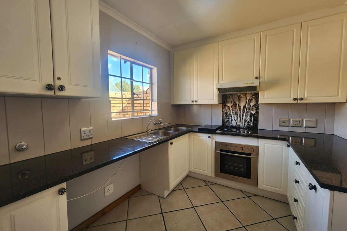 Townhouse For Sale in Amberfield - Photo 2