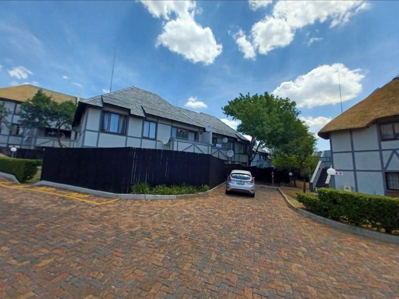 House For Sale in Sunninghill - Photo 3