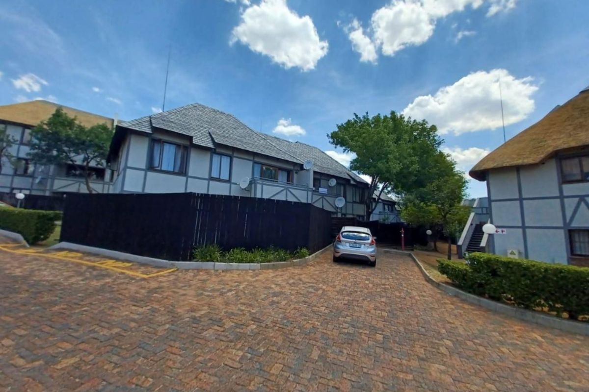 House For Sale in Sunninghill - Photo 3