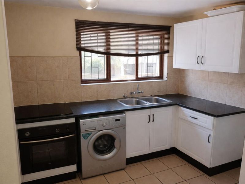House For Sale in Sunninghill - Photo 6