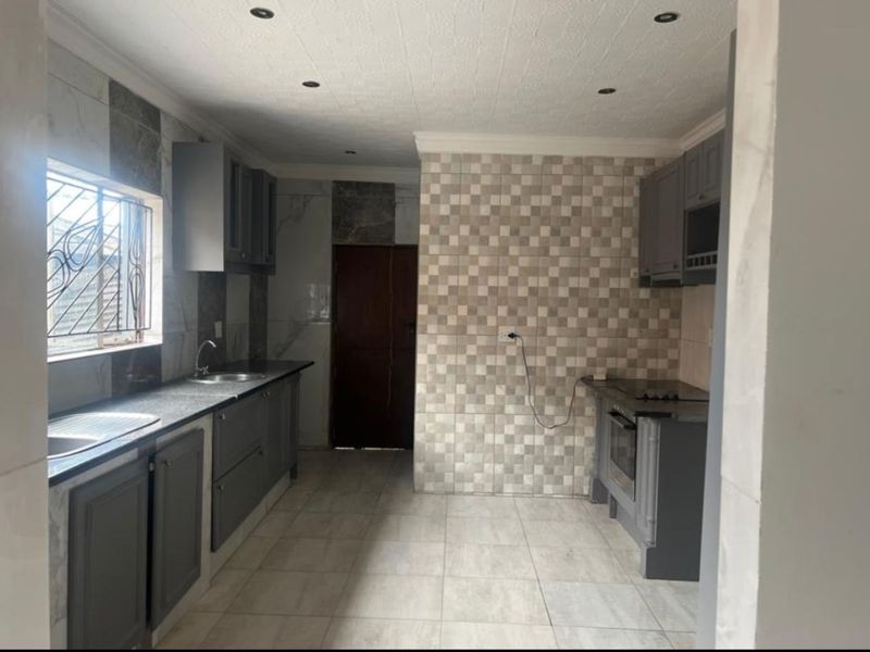 House To Rent in Edleen - Photo 4