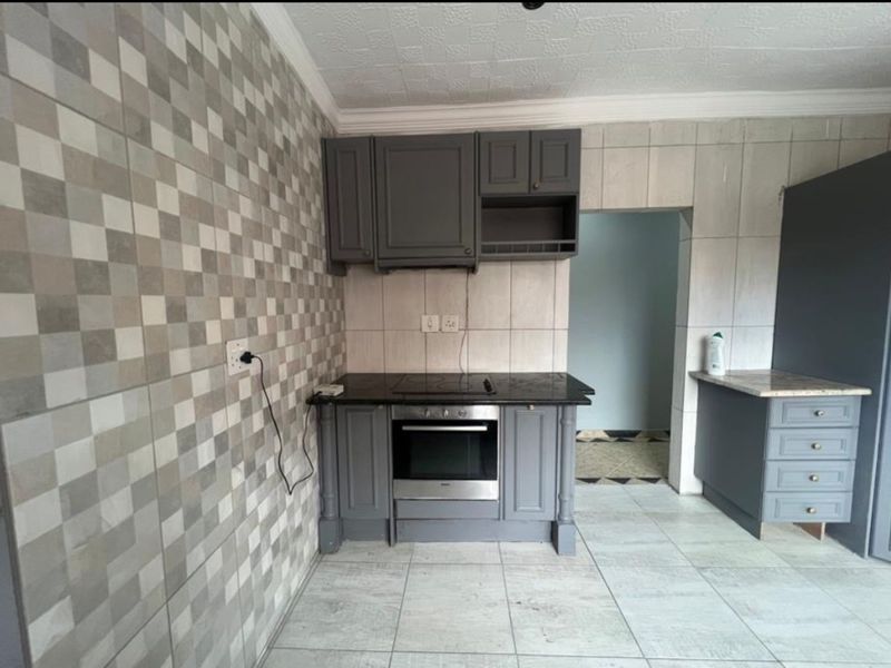 House To Rent in Edleen - Photo 2