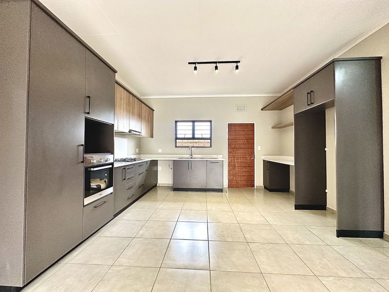 Townhouse For Sale in Rietvalleirand - Photo 2