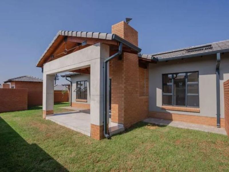 House For Sale in Six Fountains - Photo 1