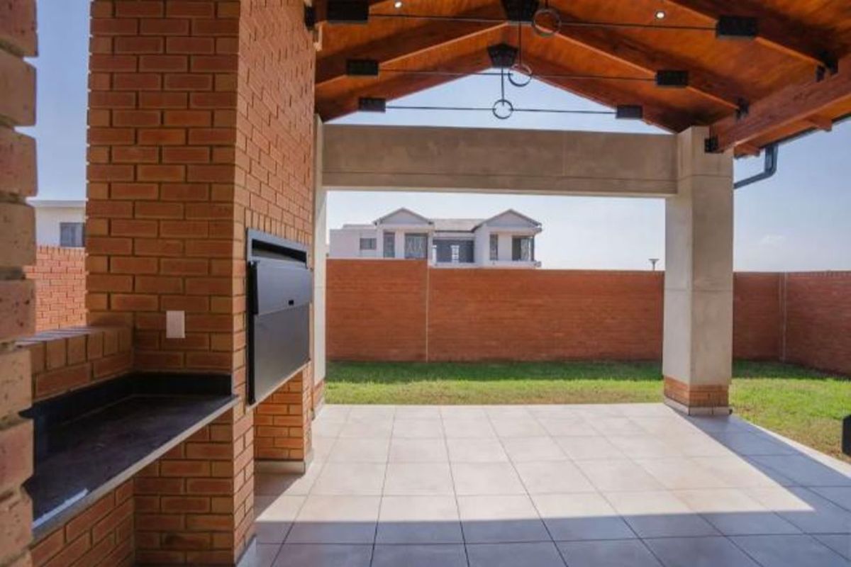 House For Sale in Six Fountains - Photo 3