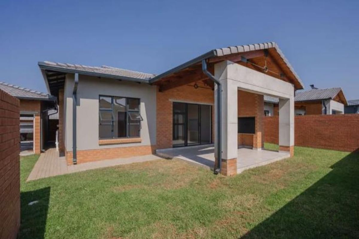 House For Sale in Six Fountains - Photo 2