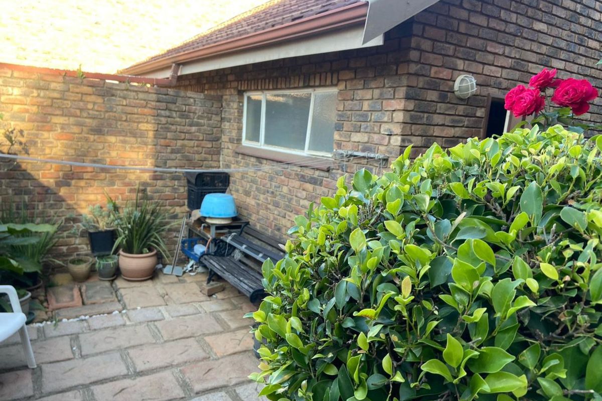 Townhouse To Rent in Bergbron - Photo 4
