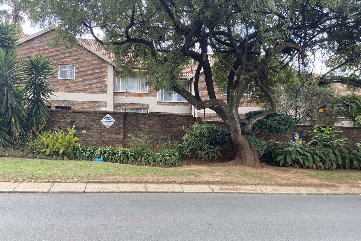 Townhouse To Rent in Bergbron - Photo 2