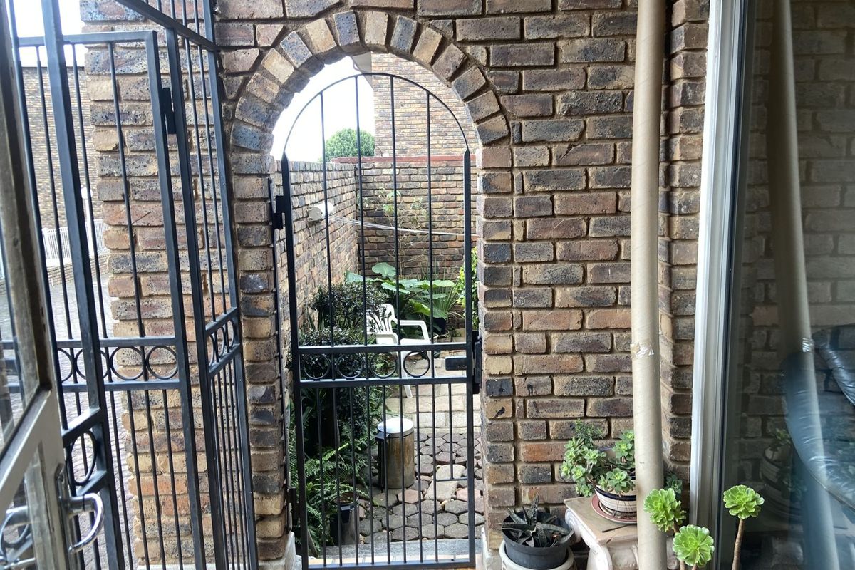 Townhouse To Rent in Bergbron - Photo 3