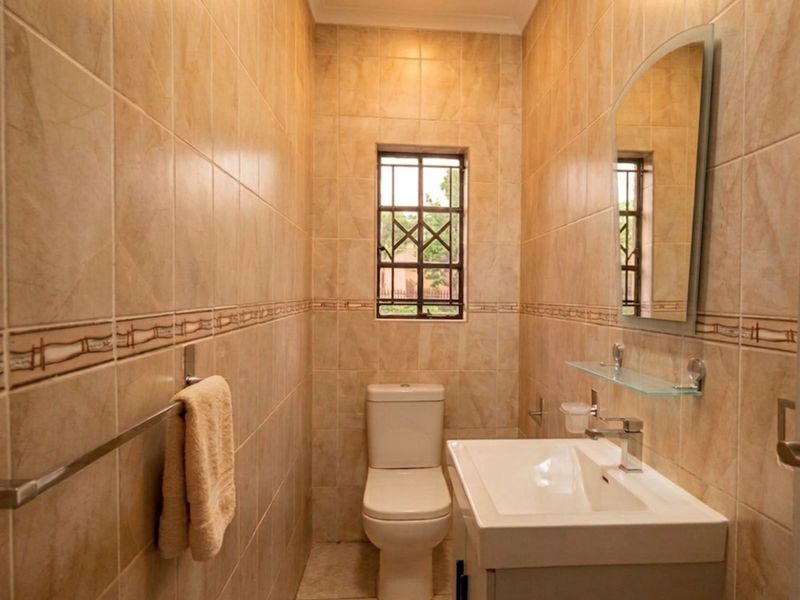 House For Sale in Sharonlea - Photo 5
