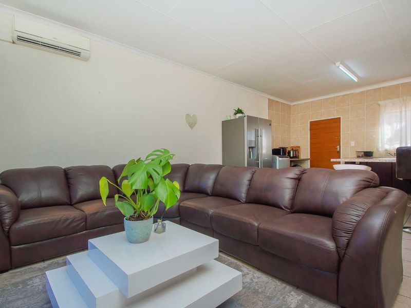 Apartment For Sale in Weltevreden Park - Photo 9
