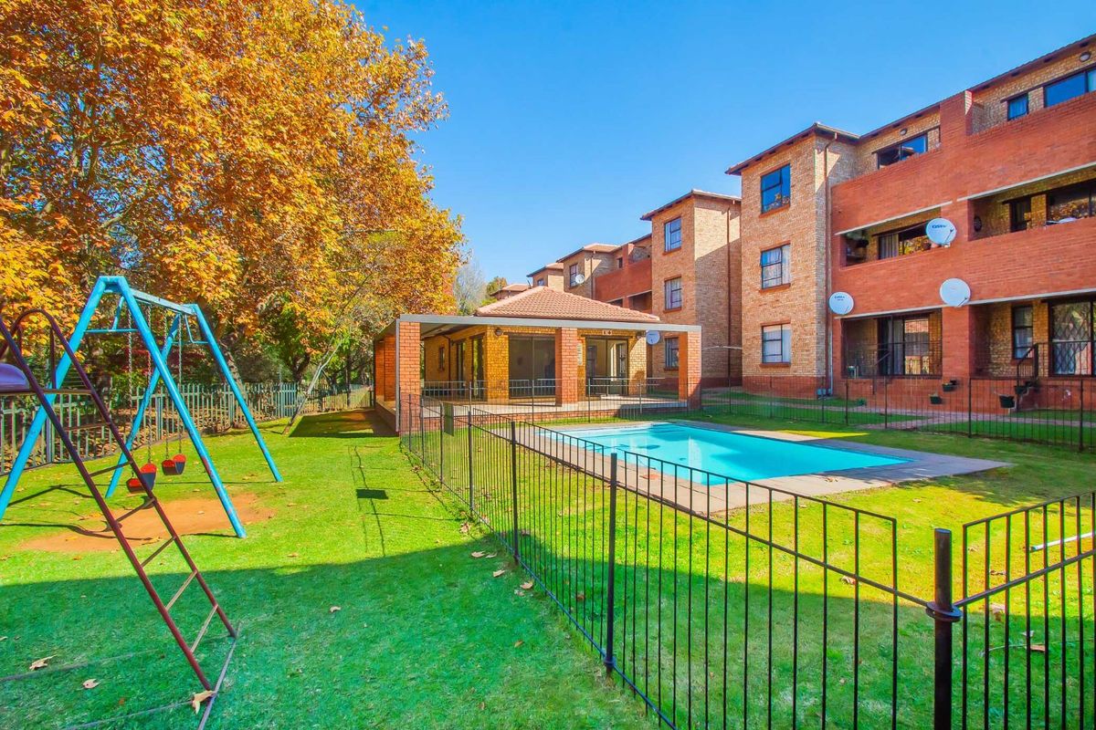 Apartment For Sale in Weltevreden Park - Photo 2