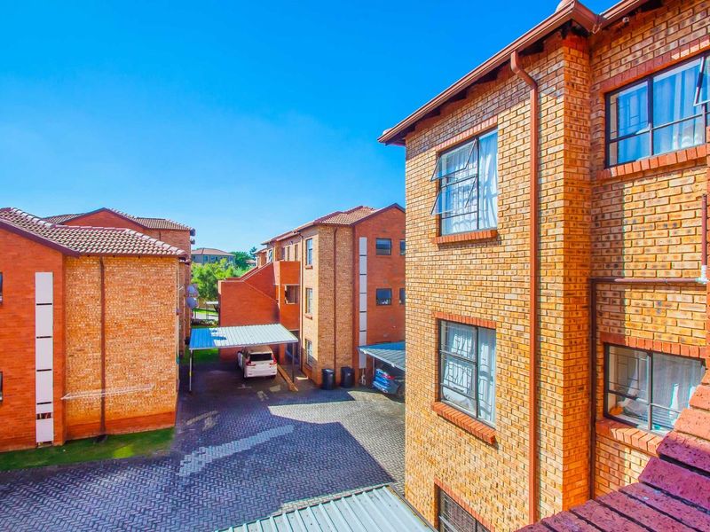 Apartment For Sale in Weltevreden Park - Photo 5