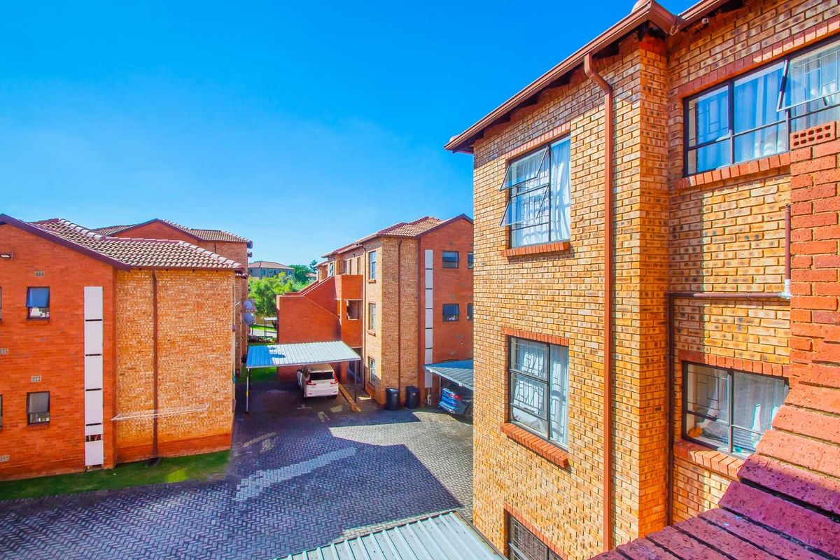 Apartment For Sale in Weltevreden Park - Photo 5
