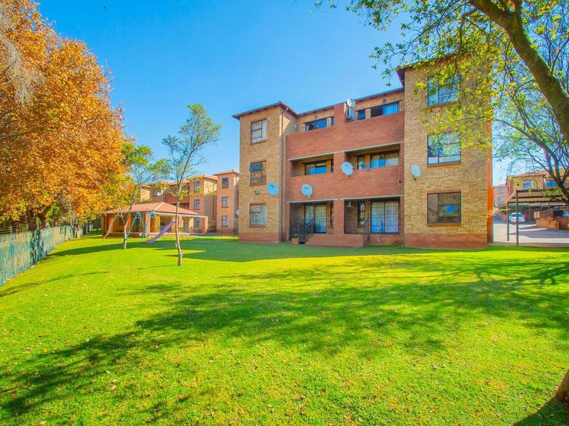 Apartment For Sale in Weltevreden Park - Photo 3
