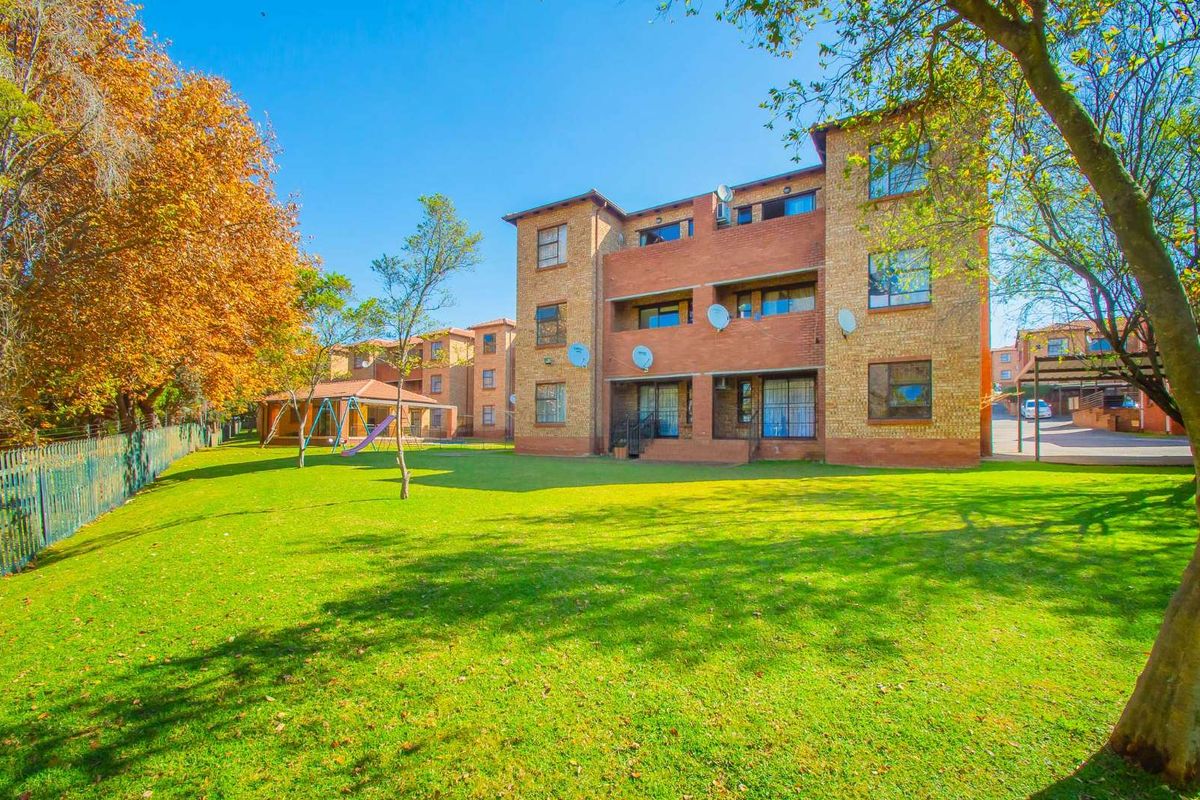 Apartment For Sale in Weltevreden Park - Photo 3