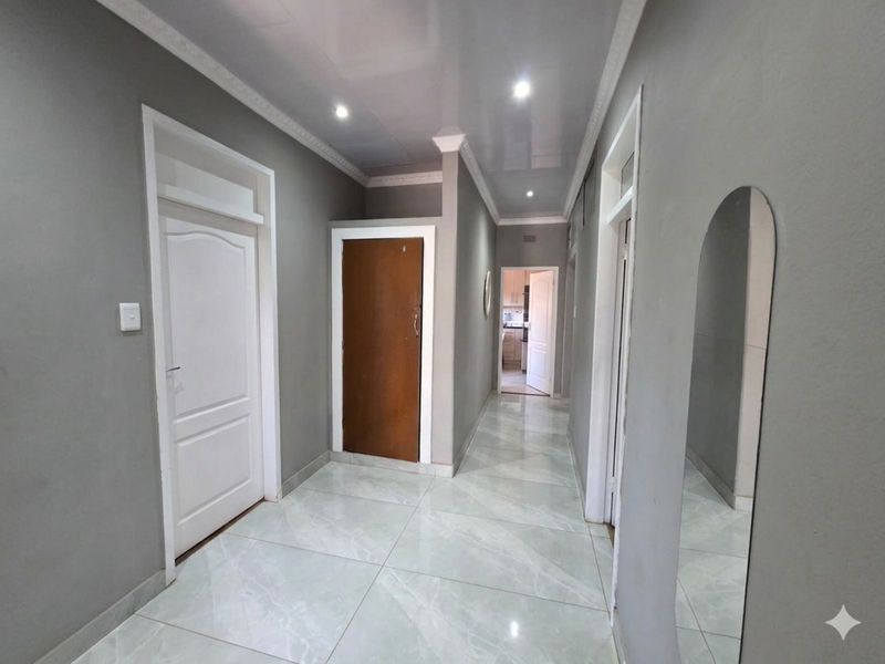 House For Sale in Beaconsfield - Photo 10
