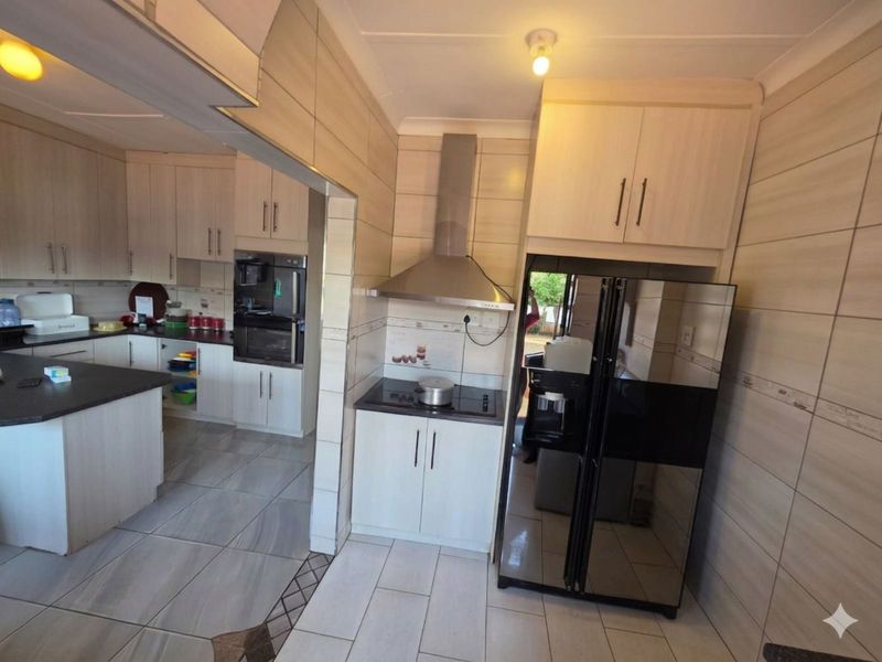 House For Sale in Beaconsfield - Photo 8